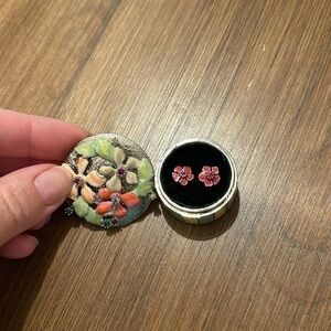 Gerard yosca New York feminine fuschia floral earrings 1.4x1.4